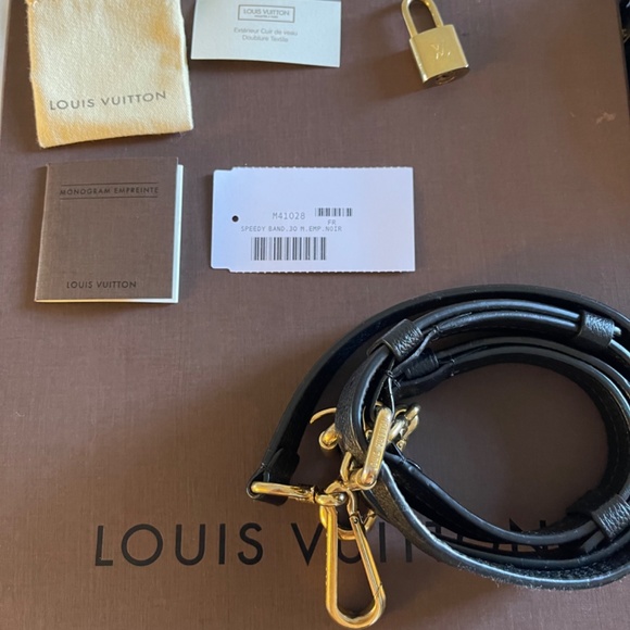 Louis Vuitton - Picture 7 of 8